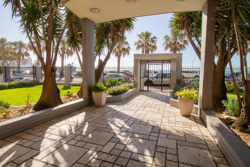 Living The Front Life Apartment *